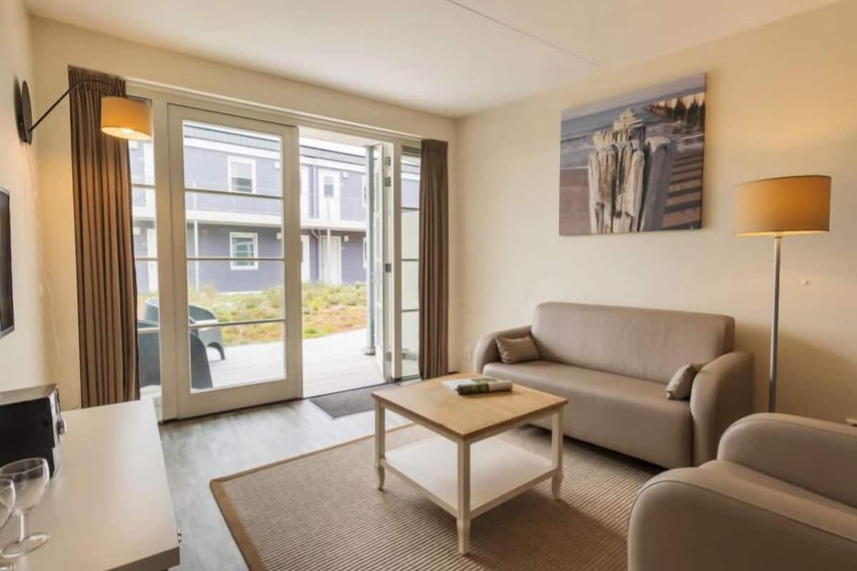 Royal Suite (Duynsuite) | Living area | 32-inch flat-screen TV with cable channels, TV, DVD player