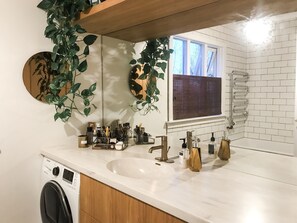 Departamento familiar, 3 habitaciones | Baño | Toallas, jabón, papel de baño 
