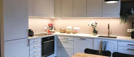 Apartamento família, 3 quartos | Cozinha privada | Geladeira grande, fogão, cooktop, lava-louças