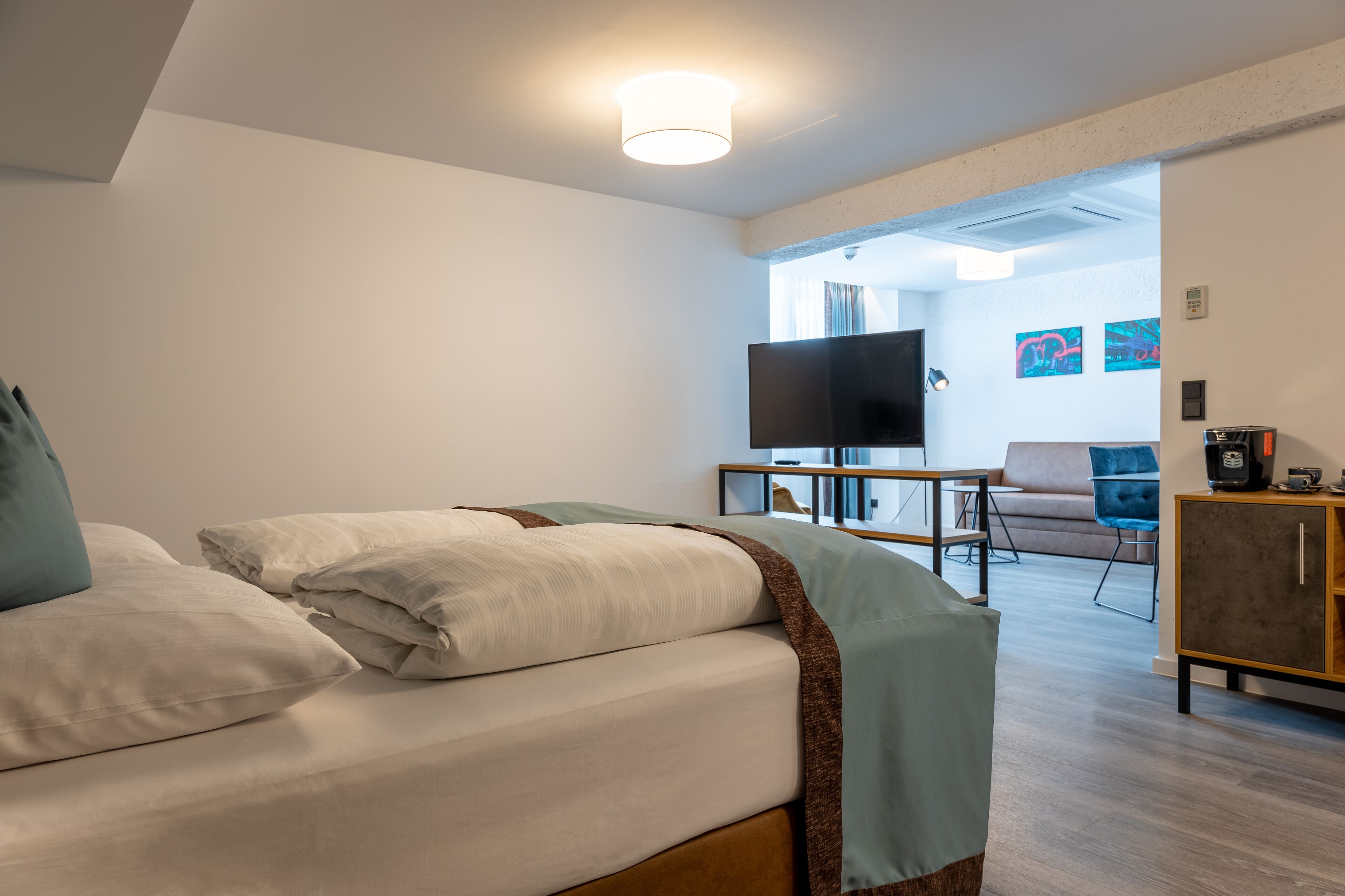 standard twin room | minibar, in-room safe, desk, laptop workspace