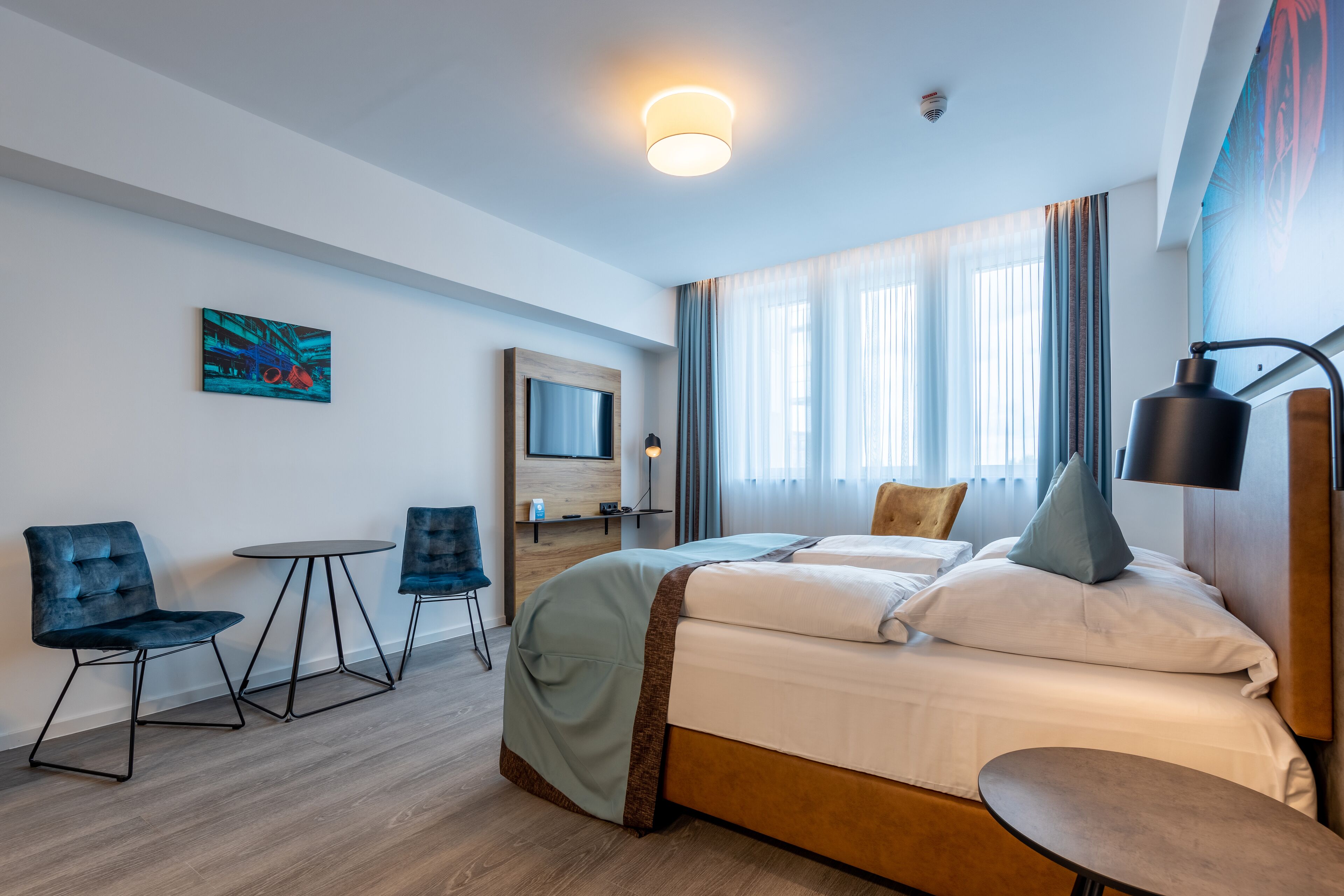 single room | minibar, in-room safe, desk, laptop workspace