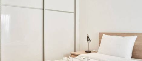 1 habitación, escritorio, tabla de planchar con plancha y cuna de viaje