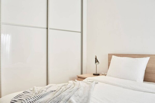 1 غرفة نوم ومكتب ومكواة/لوح كي وسرير سفر