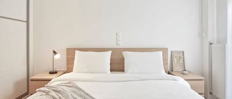 1 slaapkamer, een bureau, een strijkplank/strijkijzer, reisbedje