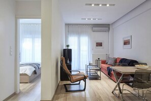 1 quarto, escrivaninha, ferros/tábuas de passar roupa, berço de viagem