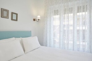 3 habitaciones, escritorio y tabla de planchar con plancha 