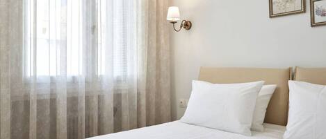 3 bedrooms, desk, iron/ironing board, travel crib