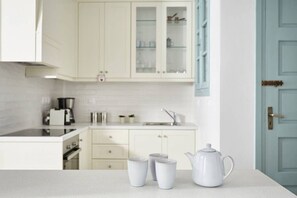 Frigorífic, forn, placa de cuina i cafetera i tetera 