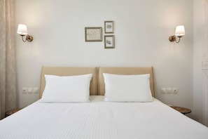 3 chambres, bureau, fer et planche Ă repasser, lit parapluie