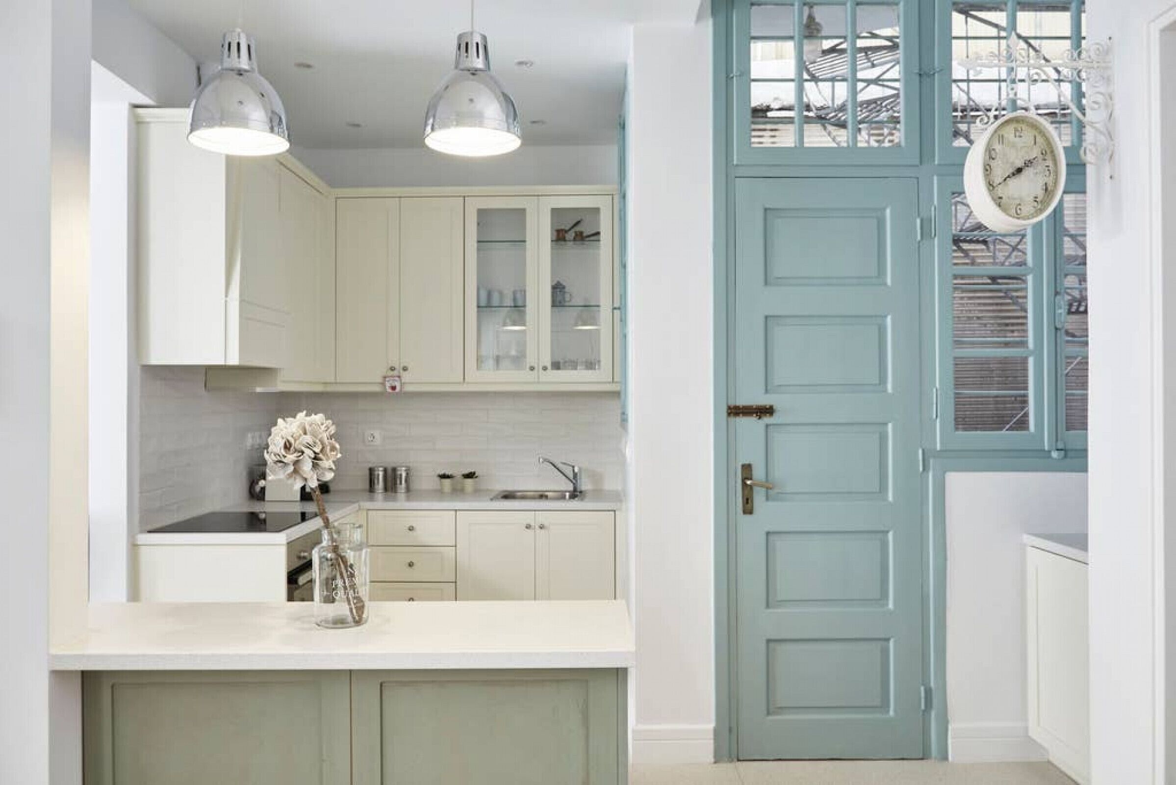 Fridge, oven, stovetop, coffee/tea maker