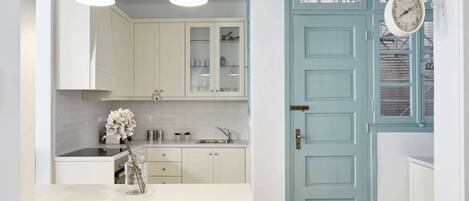 Refrigerador, horno, placa de cocina, cafetera/tetera