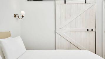 3 bedrooms, desk, iron/ironing board, travel crib