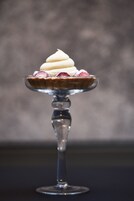 Un dolce su un piedistallo di vetro.