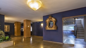 A spacious lobby with a chandelier, a large mirror, and a staircase. - Santa Valeria - 4 Bedrooms Apartment (Milan)