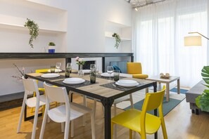 Apartment, 4 Schlafzimmer | Essbereich im Zimmer