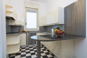 Huoneisto, 4 makuuhuonetta | Yksityinen keittiö | Keittoastiat/astiat/ruokailuvälineet