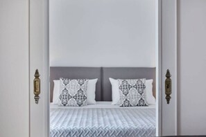 1 chambre, bureau, fer et planche Ă repasser, lit parapluie