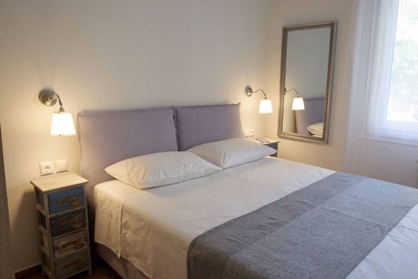 3 bedrooms, desk, iron/ironing board, free WiFi