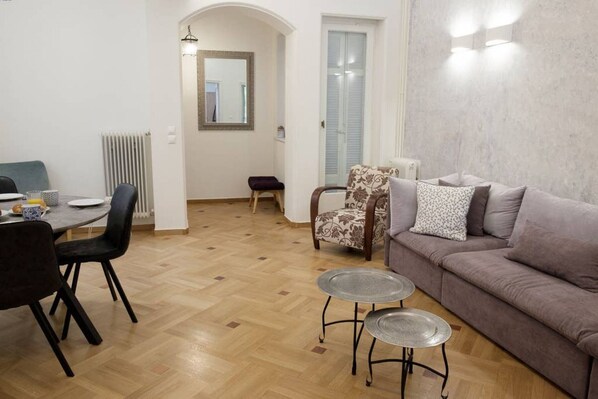 Smart TV, Netflix, streaming services - Luxury 3BD Apartment in Kolonaki (Athens)