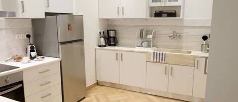 Fridge, oven, stovetop, dishwasher