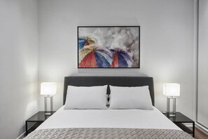 1 室のベッドルーム、デスク、アイロン / アイロン台、旅行用ベビーベッド