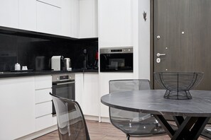 Køleskab, mikrobølgeovn, ovn, kogeplade