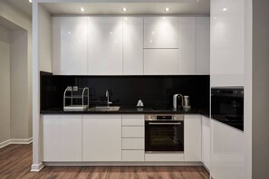 冷蔵庫、電子レンジ、オーブン、コンロ