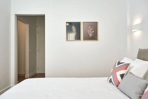 2 habitaciones, escritorio y tabla de planchar con plancha 