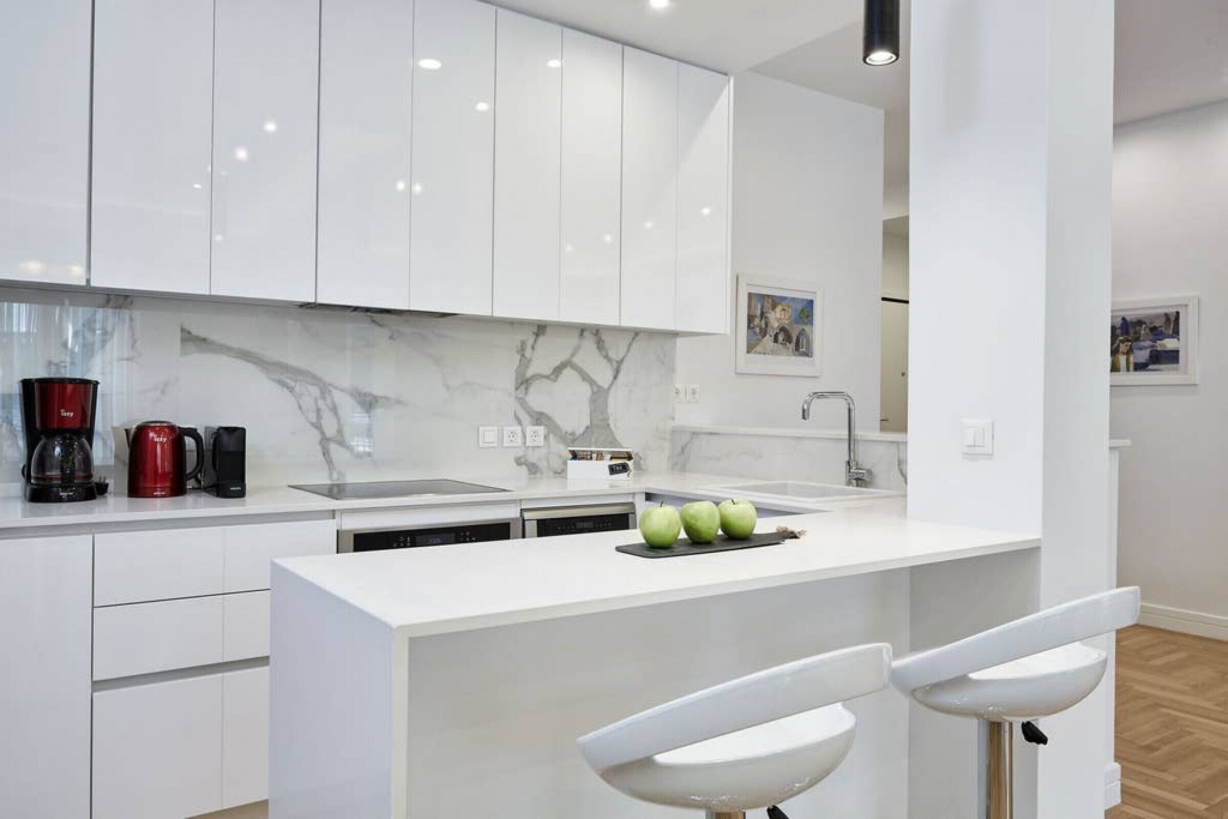 冷蔵庫、電子レンジ、オーブン、コンロ