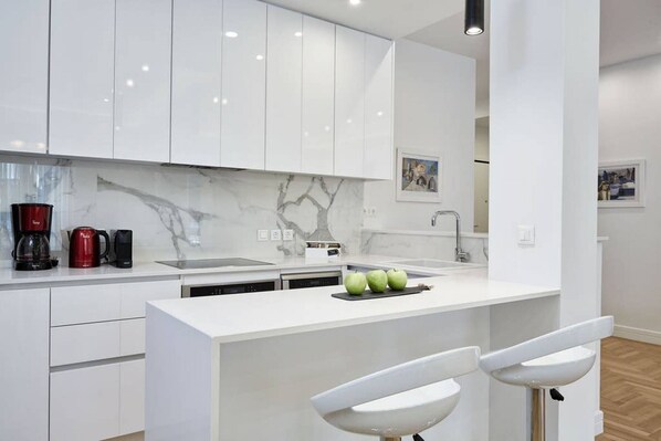 Køleskab, mikrobølgeovn, ovn, kogeplade