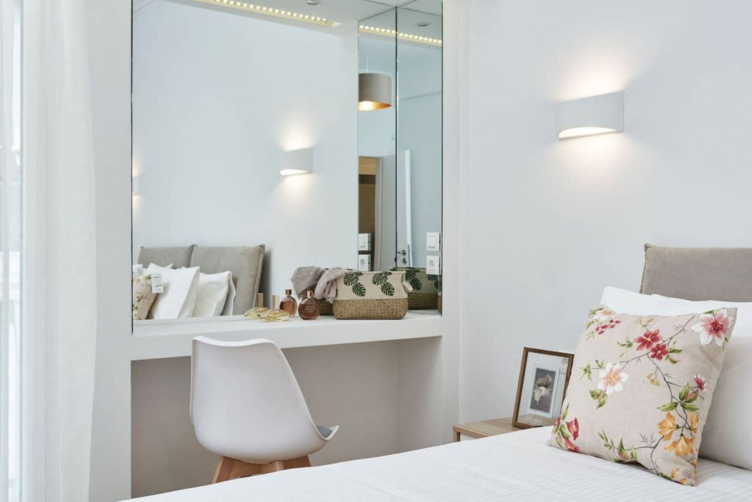 2 slaapkamers, een bureau, een strijkplank/strijkijzer, reisbedje