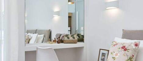 2 slaapkamers, een bureau, een strijkplank/strijkijzer, reisbedje