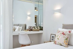 2 bedrooms, desk, iron/ironing board, travel cot - Luxurious Spacious Apt next to Hilton Hotel (Athina)