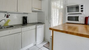 Kaffetrakter/tekoker, kjøleskap, mikrobølgeovn og ovn