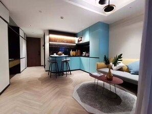 Deluxe-Doppelzimmer, Nichtraucher | Wohnbereich | Fernseher