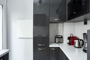 Køleskab, mikrobølgeovn, ovn, kogeplade