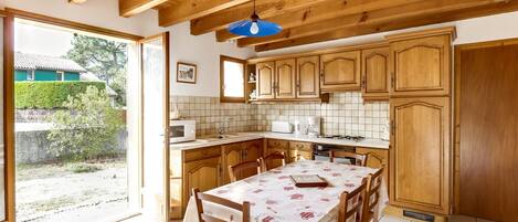 ثلاجة، ميكروويف، فرن، موقد طهي مسطح