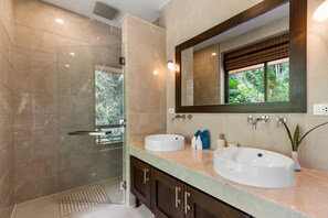 4-Bedroom Villa with Private Pool | Lavabo de la salle de bain