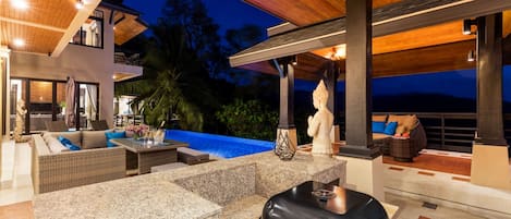 4-Bedroom Villa with Private Pool | Terraza o patio