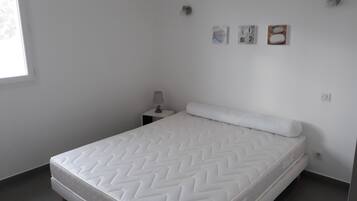 2 bedrooms, iron/ironing board, travel cot, WiFi