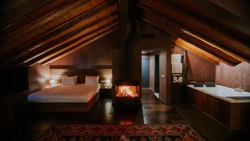 Exclusive Studio Suite | Desk, laptop workspace, soundproofing, free WiFi