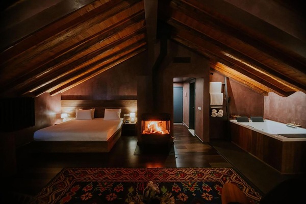 Exclusive Studio Suite | Desk, laptop workspace, soundproofing, WiFi (free)