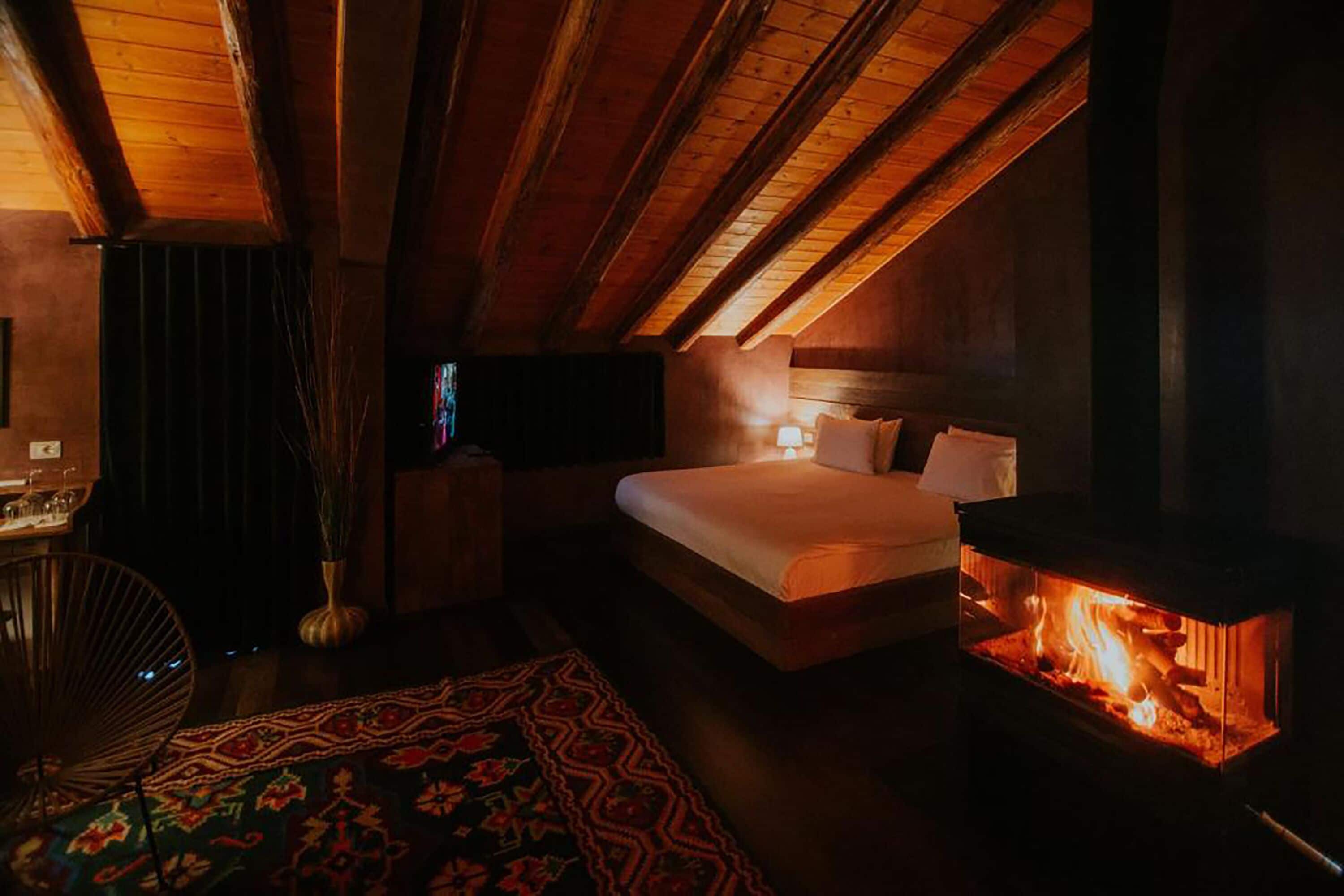 Exclusive Studio Suite | Desk, laptop workspace, soundproofing, free WiFi