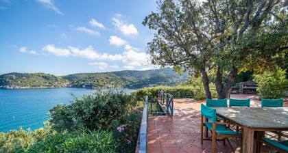 Villa Tramonto facing the seashore