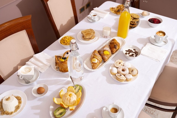 Café da manhã com buffet grátis todos os dias