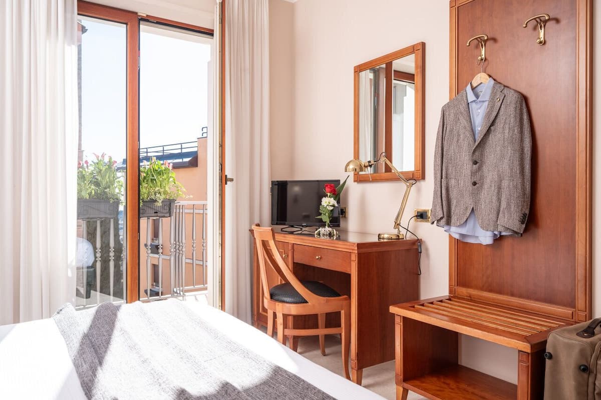 1 bedroom, egyptian cotton sheets, premium bedding, memory-foam beds