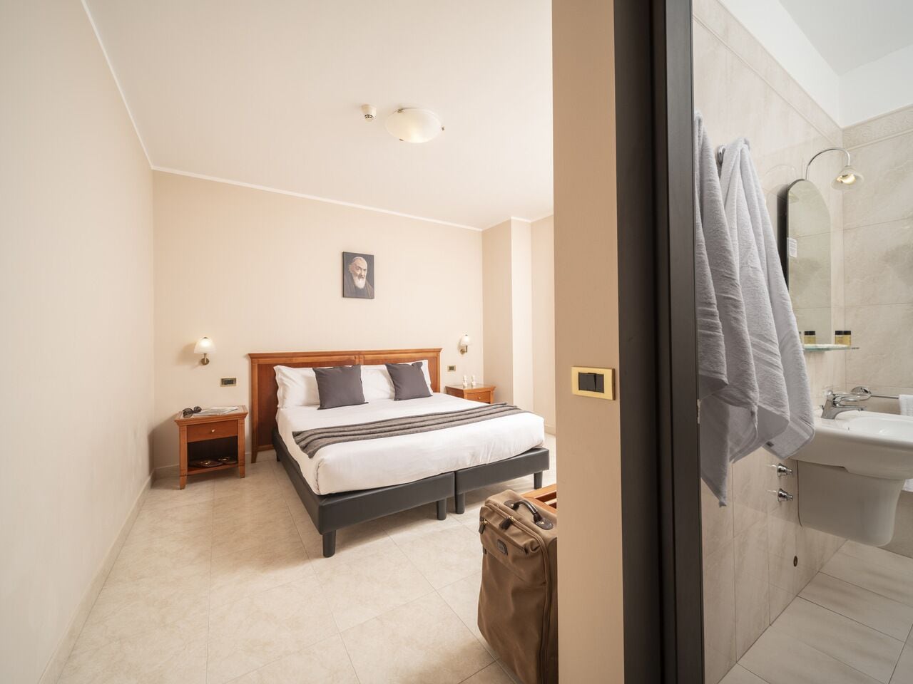 1 bedroom, egyptian cotton sheets, premium bedding, memory-foam beds