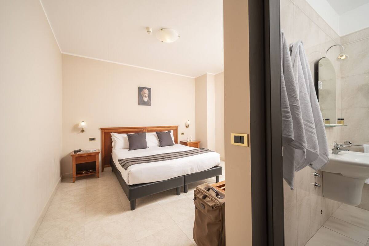 1 bedroom, egyptian cotton sheets, premium bedding, memory-foam beds