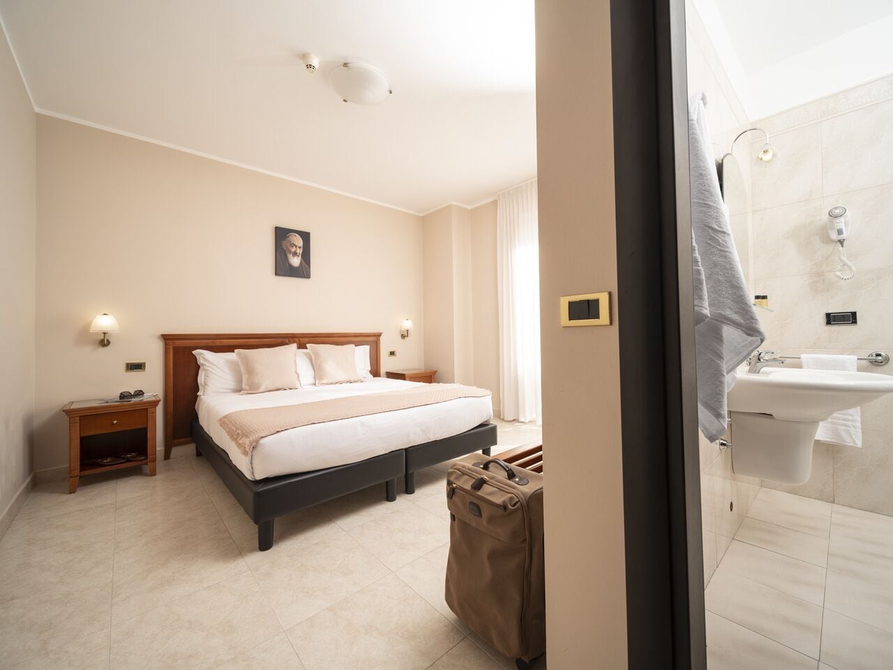 1 bedroom, egyptian cotton sheets, premium bedding, memory-foam beds