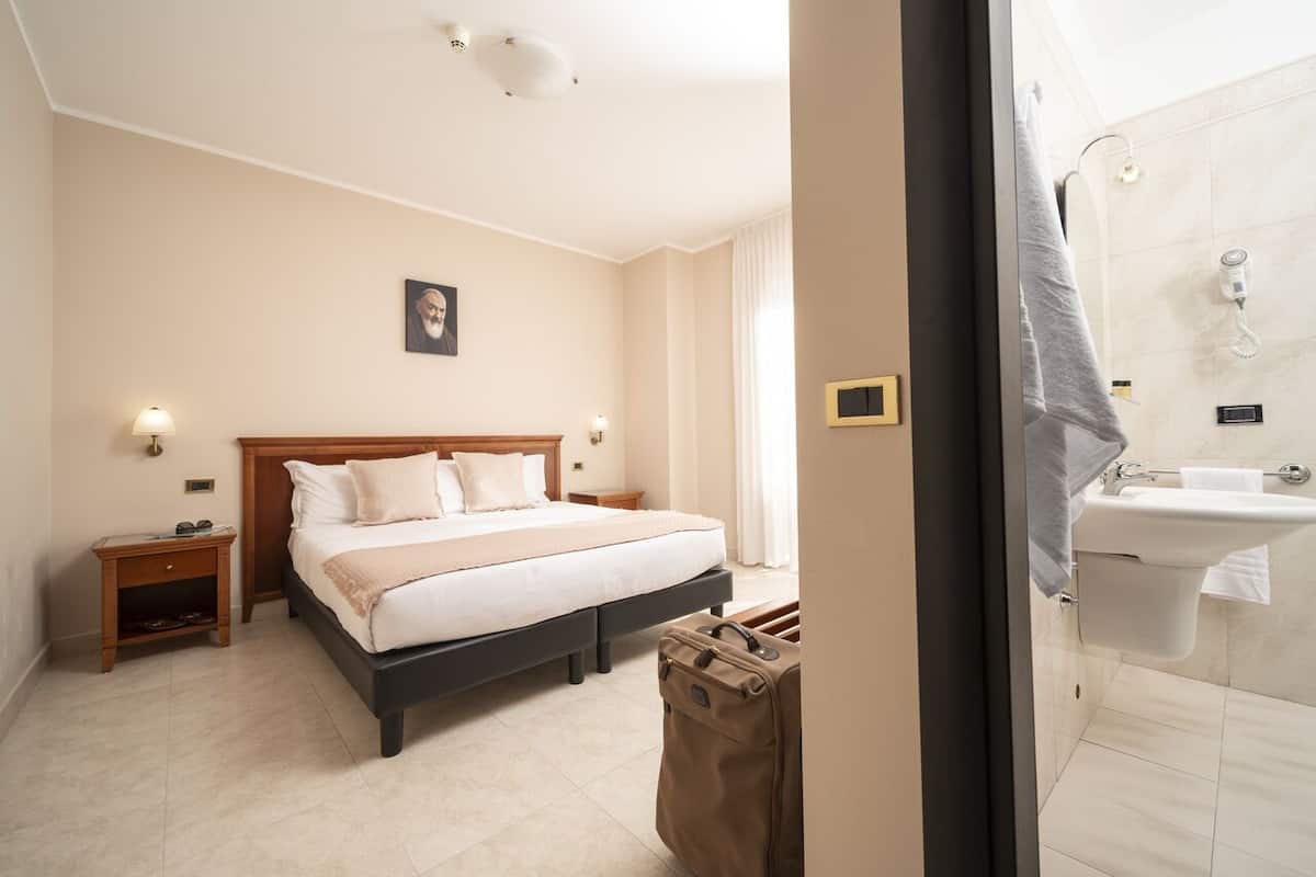 1 bedroom, egyptian cotton sheets, premium bedding, memory-foam beds